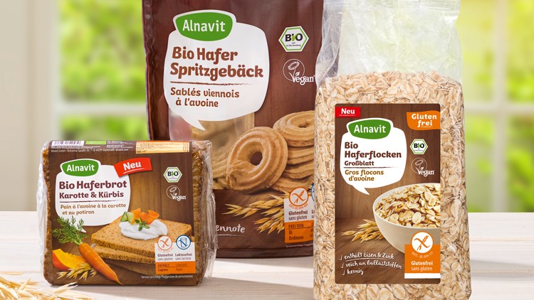Drei Produkte der Marke Alnavit mit Haferbrot, Hafer-Spritzgebäck und Haferflocken, jeweils mit Bio- und Vegan-Siegel.