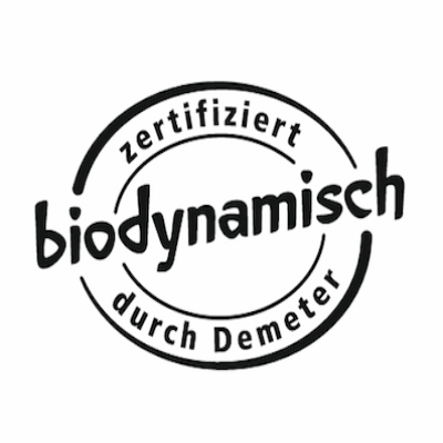 Schwarzes Logo mit dem Text „zertifiziert biodynamisch durch Demeter“ in geschwungener Schrift und ovaler Umrandung.