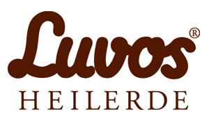 Brauner Schriftzug „Luvos®“, darunter in Großbuchstaben das Wort „HEILERDE“ in brauner Farbe auf weißem Hintergrund.