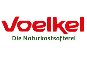 Das Voelkel-Logo in roter Schrift, darunter der grüne Text \