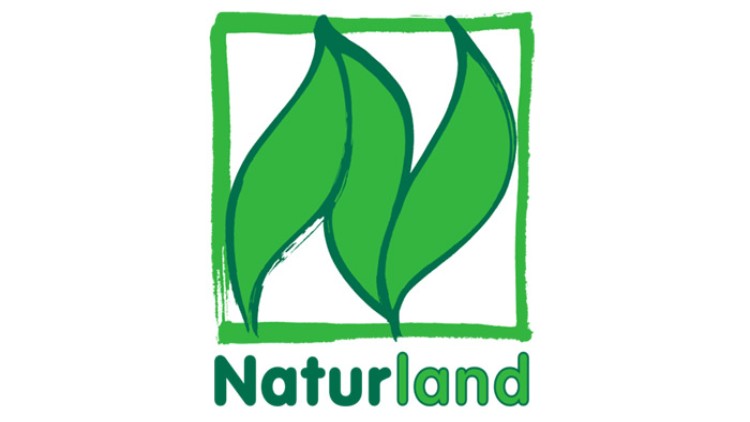 Grünes Logo mit drei stilisierten Blättern und dem Schriftzug Naturland darunter in grünen Buchstaben.