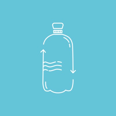 Weiße Symbolzeichnung einer Plastikflasche mit Pfeilen und Wellenlinien auf hellblauem Hintergrund.