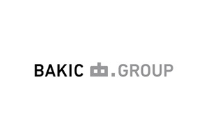 Schwarzer Schriftzug „BAKIC“ und grauer Schriftzug „GROUP“ mit einem stilisierten grauen Symbol zwischen den Wörtern auf weißem Hintergrund.