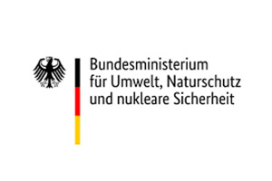 Das Logo des Bundesministeriums für Umwelt, Naturschutz und nukleare Sicherheit zeigt einen Adler, Text und die Deutschlandfarben.