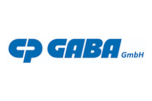 Blaues Logo mit der Aufschrift „CP GABA GmbH“, links daneben stilisiertes Symbol aus zwei verbundenen Buchstaben „C“ und „P“.