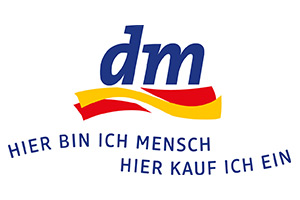 Das Logo zeigt den blauen Schriftzug „dm“ mit einer roten und gelben Wellenlinie darunter, ergänzt durch den Text „Hier bin ich Mensch Hier kauf ich ein“.
