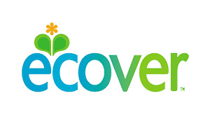 Das Logo von ecover zeigt den Markennamen in blauer und grüner Schrift mit einer orangefarbenen Blume über grünen Blättern.