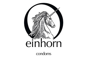 Zeichnung eines Einhornkopfes in Schwarz-Weiß, umgeben von einem offenen Kreis, darunter der Text „einhorn condoms“.