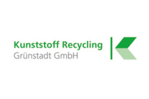Logo der Kunststoff Recycling Grünstadt GmbH mit grünem Schriftzug und einem grünen Pfeilsymbol rechts daneben.