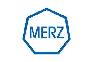 Blaues Logo mit einem siebenseitigen Umriss, darin steht in Großbuchstaben MERZ in blauer Schrift.