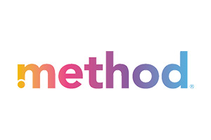 Das Wort „method“ in Kleinbuchstaben ist in einem Farbverlauf von Gelb über Orange, Pink, Lila bis Blau gestaltet.