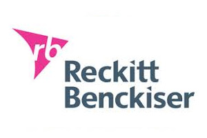 Das Logo zeigt ein pinkes Dreieck mit „rb“ darin und rechts davon den Schriftzug „Reckitt Benckiser“ in dunkelblauer Farbe.