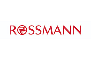 Das rote Logo „ROSSMANN“ steht auf weißem Hintergrund, das O enthält ein stilisiertes Symbol mit Pferd und Wagen.