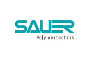 Türkisfarbener Schriftzug „SAUER“ mit grauem Zusatz „Polymertechnik“ darunter auf weißem Hintergrund.