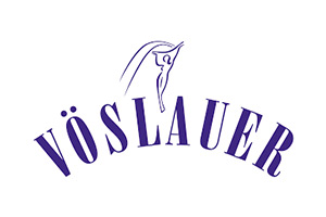 Logo mit violettem Schriftzug Vöslauer in geschwungener Form und gezeichneter Figur eines Menschen mit erhobenem Arm darüber.