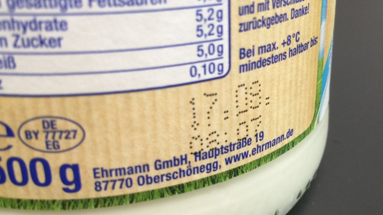 Ein Etikett auf einem Joghurtglas zeigt Nährwerte, Herstellerangaben, Pfandhinweis und ein Mindesthaltbarkeitsdatum.