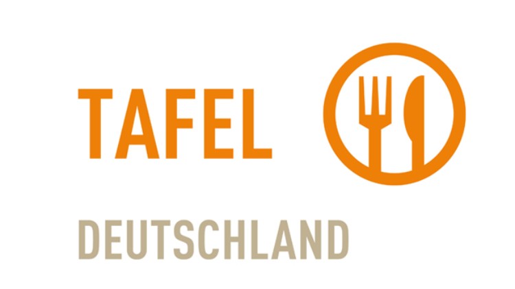 Das Logo der Tafel Deutschland zeigt ein oranges Besteck-Symbol im Kreis, daneben die Worte „TAFEL“ in Orange und „DEUTSCHLAND“ in Beige.