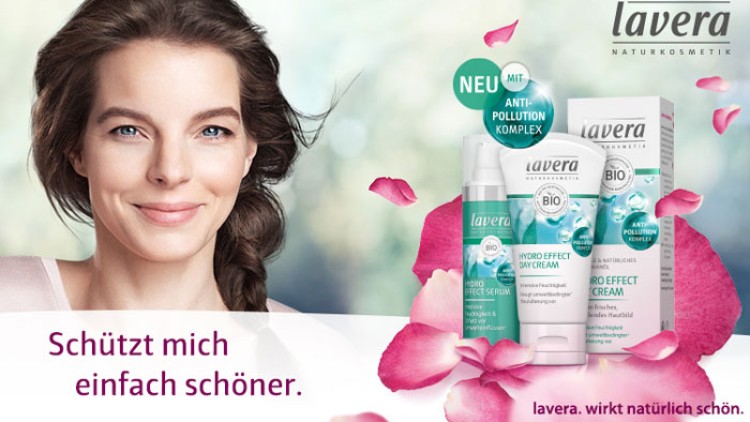 Mehrere lavera-Naturkosmetikprodukte mit Text „Schützt mich einfach schöner“ und „lavera. wirkt natürlich schön“.