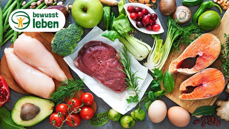 Verschiedene frische Lebensmittel wie Fleisch, Fisch, Gemüse, Obst und Eier, links oben das Logo „bewusst leben“.
