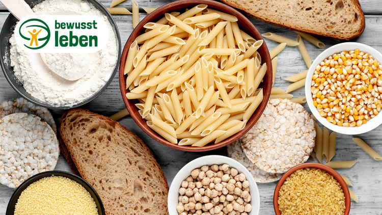 Verschiedene Lebensmittel, darunter Pasta, Brot, Reis, Kichererbsen und Puffreis, mit dem „bewusst leben“-Logo oben links.