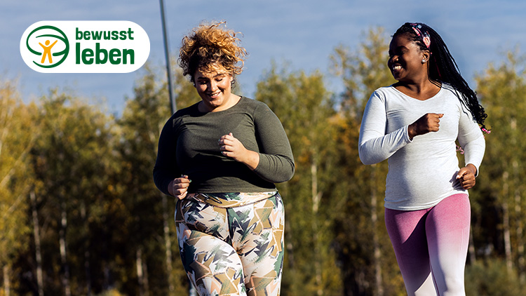 Zwei Personen in Sportkleidung laufen im Freien, links oben das Logo „bewusst leben“ auf weißem Hintergrund.