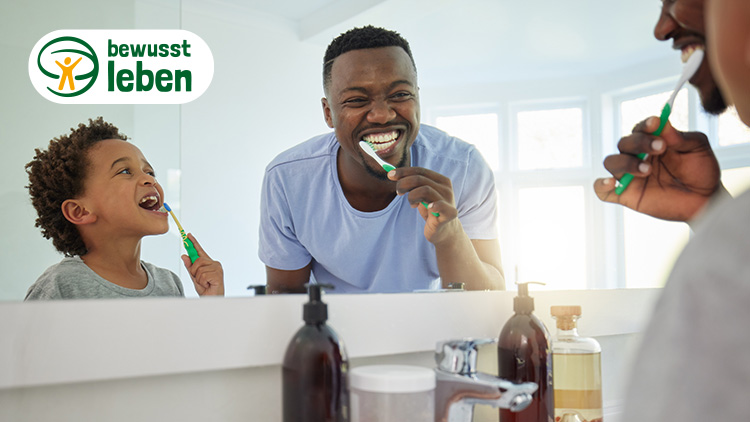 Drei Personen putzen mit farbigen Zahnbürsten ihre Zähne, links oben das Logo „bewusst leben“.