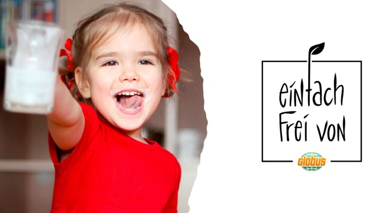 Kind in rotem Oberteil hält ein Glas mit weißer Flüssigkeit, daneben steht der Text „einfach Frei von“ mit GLOBUS-Logo.