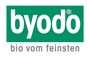 Grünes Rechteck mit weißem Schriftzug „byodo®“, darunter grauer Text „bio vom feinsten“.