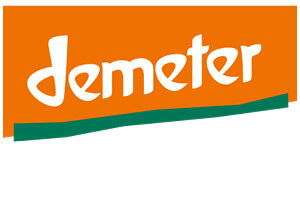 Das Bild zeigt das orange-weiße Logo von demeter mit einem grünen Balken darunter.
