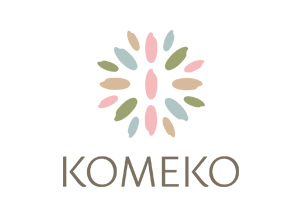 Logo mit dem Schriftzug KOMEKO und einer blumenartigen Grafik aus ovalen Formen in Grün, Rosa, Beige und Blau darüber.