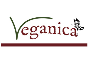 Schriftzug „Veganica“ mit grünem geschwungenem V, rotem Text, schwarzem Schmetterling und rotem waagerechtem Strich darunter.