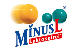 Das MinusL-Logo zeigt Schriftzug „MinusL Laktosefrei“, daneben zwei gelbe und zwei türkisfarbene Kugeln.