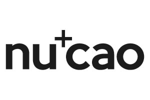 Schwarzer Schriftzug „nu+cao“ auf weißem Hintergrund, das Pluszeichen ist kleiner und erhöht über dem „u“ positioniert.