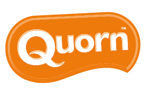 Weißer Schriftzug „Quorn“ mit kleinem „TM“-Symbol auf einem orangenen, geschwungenen Hintergrund.