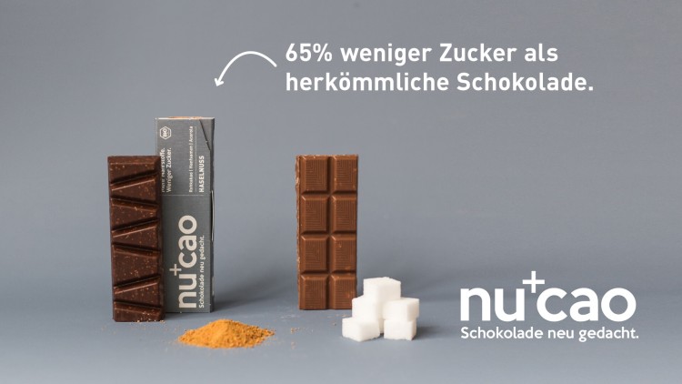 Eine Tafel Schokolade, Zuckerstücke und Kakaopulver, Text: „65 % weniger Zucker als herkömmliche Schokolade“ und „nu+cao“.