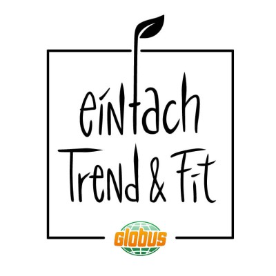 Schwarzer Schriftzug „einfach Trend & Fit“ mit Blattmotiv, umrahmt von Rechteck, darunter das GLOBUS-Logo.