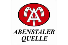 Rotes Oval mit weißem Schriftzug „ABENSTALER QUELLE“, darüber ein stilisiertes weißes A mit zwei Wasserstrahlen.
