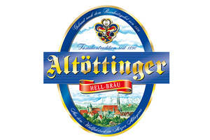 Ovales Etikett mit der Aufschrift „Altöttinger Hell-Brau“, Berglandschaft im Hintergrund und roten sowie goldenen Elementen.
