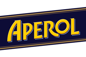 Das Bild zeigt das Aperol-Logo in gelber Schrift auf dunkelblauem Hintergrund mit gelbem und orangefarbenem Rahmen.
