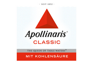 Ein rotes Dreieck über dem Schriftzug „Apollinaris Classic, The Queen of Table Waters, Mit Kohlensäure“ auf weißem Hintergrund.
