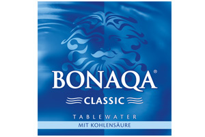 Ein blaues Etikett mit weißem Text, der „BONAQA CLASSIC Tablewater mit Kohlensäure“ und wellenförmige Linien zeigt.