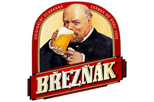 Roter Rahmen mit weißem Text „BŘEZNÁK“, darunter ein Mann in Anzug hält ein Bierglas, umgeben von weißer Schrift.