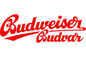 Das Bild zeigt das rote Logo der Marke „Budweiser Budvar“ mit geschwungener Schrift auf weißem Hintergrund.