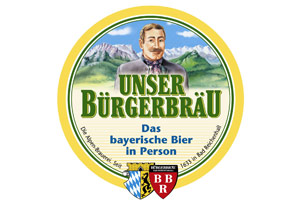 Rundes Logo mit gelbem Rahmen, Text „UNSER BÜRGERBRÄU, Das bayerische Bier in Person“, Berge und Wappen im Hintergrund.