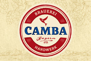 Rotes rundes Logo mit Aufschrift „CAMBA Bayern Brauerei Handwerk“ und kleinem Vogel, Hintergrund mit Hopfenmuster.