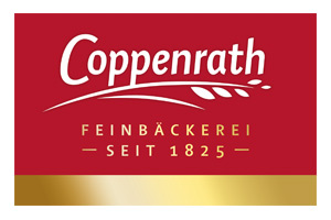 Auf rotem Hintergrund steht „Coppenrath Feinbäckerei seit 1825“ in Weiß und Gold, mit Ähre und goldener Linie unten.