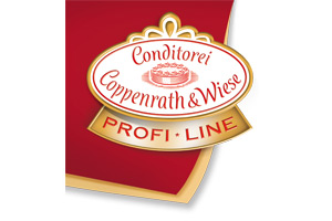 Logo der Conditorei Coppenrath & Wiese mit rotem Hintergrund, goldener Umrandung, Torte und Schriftzug „PROFI LINE“.