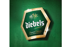 Grünes Wappen mit goldener Umrandung, Schriftzug „Diebels“, darunter „Brauerei Diebels“ und „Issum Niederrhein“.