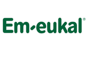 „Em-eukal“ steht in grüner Schrift mit einem Punkt in der Mitte eines geöffneten Buchstaben „m“, rechts ein kleines ®-Zeichen.
