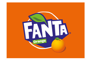 Weißer FANTA-Schriftzug mit grünem Blatt und orangefarbener Frucht auf orangenem Hintergrund, darunter kleiner grüner Schriftzug Orange.